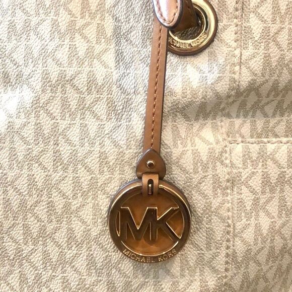 MICHAEL KORS White & Grey Jet Set Coated Canvas and Brown Leather Shoulder Bag - Picture 3 of 17